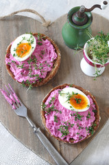 Rote Bete Brotaufstrich mit Ei und Kresse auf Vollkornbrötchen