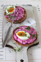 Rote Bete Brotaufstrich mit Ei und Kresse auf Vollkornbrötchen