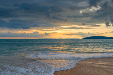 Fototapeta na wymiar tiring blue clouds over the sea at sunset in Thailand, beautiful seascape