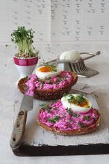 Rote Bete Brotaufstrich mit Ei und Kresse auf Vollkornbr&ouml;tchen
