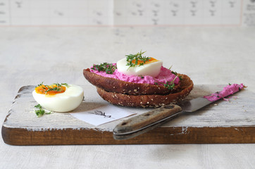 Rote Bete Brotaufstrich mit Ei und Kresse auf Vollkornbrötchen