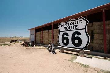 Fotobehang Route 66 Oude motorfiets in de buurt van historische route 66 in Californië