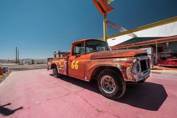 Photo sur Plexiglas Route 66 Vieille voiture près de la route historique 66 en Californie
