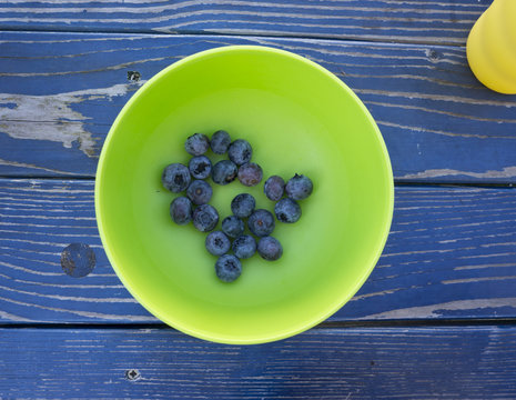 Blaue Beeren in gr&uuml;ner Sch&uuml;ssel
