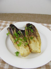 Frisch gebratener roter Chicoreé auf einem Teller