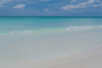 Fototapeta na wymiar Weißer Sand und Türkises Wasser am Karibik Strand auf Kuba Varadero