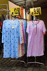 Nachthemden verkauf am Jahrmarkt