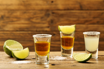bevanda alcolica tre shot su tavolo rustico