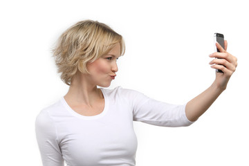 Hübsche blonde Frau macht ein Selfie