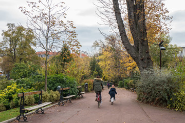 Obraz premium promenade à vélo au jardin Lecoq à Clermont Ferrand