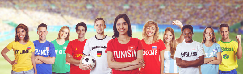 Tunesischer Fussball Fan im Stadion mit Gruppe internationaler Fans