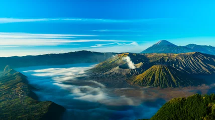 Foto op Plexiglas Mount Bromo vulkaan tijdens zonsopgang, het prachtige uitzicht op Mount Bromo gelegen in Bromo Tengger Semeru National Park, Oost-Java, Indonesië. © calcassa