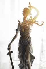 Obraz premium Statua sprawiedliwości na białym tle