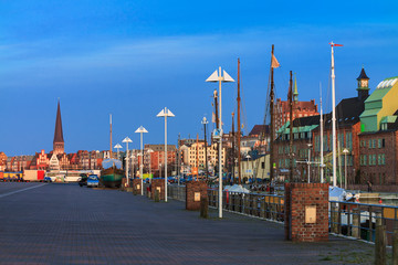 Blick auf den Stadthafen von Rostock am Abend