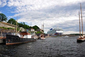 Fototapeta na wymiar Boats moored in the afternoon in Oslo Harbor.