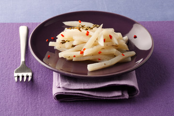 Kohlrabi mariniert mit chili und Thymian