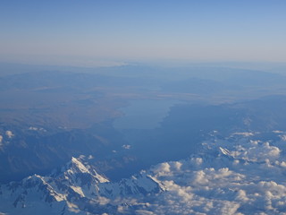 空から見たニュージーランドの山脈と湖
