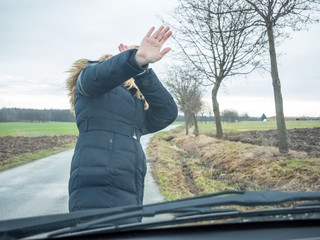 Frau wird von einem Auto angefahren