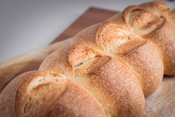 Frischgebackenes Frühstücksbrot auf Backpapier