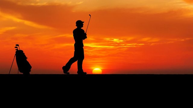 Golfeur et coucher de soleil