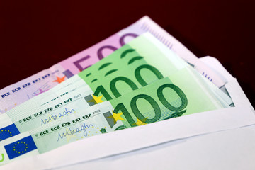 Briefkuvert mit Eurobanknoten