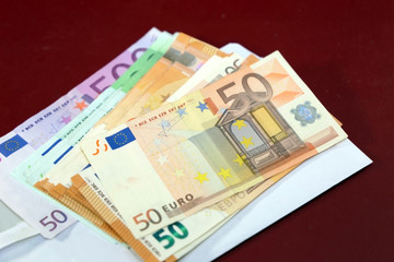 Briefkuvert mit Eurobanknoten