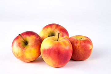 Apfelsorte Braeburn / Roter Apfel auf weissem Hintergrund