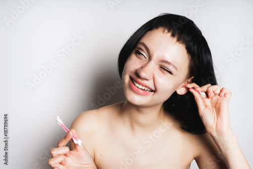 Girl With Short Black Hair Cleanses Her Ears Stockfotos Und