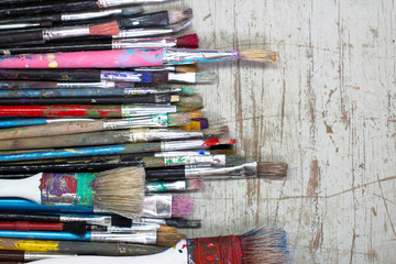 Obraz premium Set of old worn out paint brushes