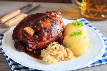 Abwaschbare Fototapete deftige Schweinshaxe mit Sauerkraut   © juefraphoto