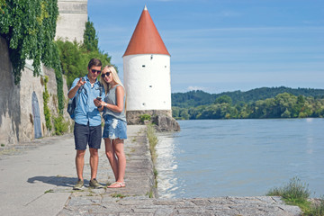 Touristenpärchen überlegt, welchen Weg es in Passau gehen soll