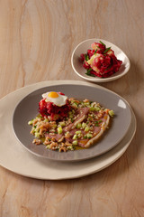 Pökelfleisch mit Rote Beete Salat,Wachtelspiegelei und einer Sauce mit Nordseekrabben,Graupenn,Gurken