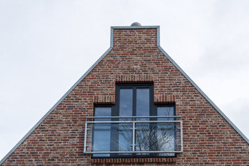 Moderne Fenster mit Glas und Geländer