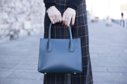 Borsa tra le mani di una donna in strada