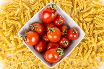 Pasta italiana con pomodori