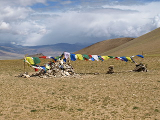 Drapeaux flotant en haut d'un col de haute montagne dans l'Himalaya