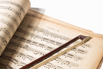 Fototapeta premium Noten mit Violinbogen