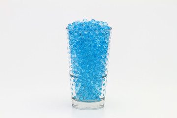 Blaue Wasserperlen im Glas