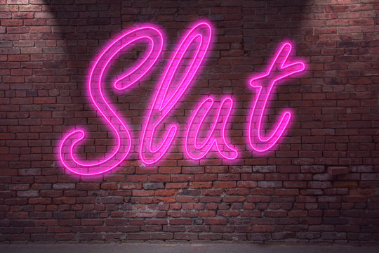 Leuchtreklame Slut an Ziegelsteinmauer