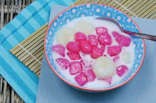 Mock pomegranate seeds is Thailand dessert made by waternut and tapioca flour