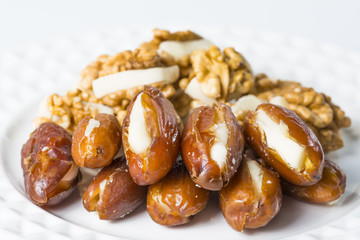 dattes en noix fourrées de la pâte d'amande