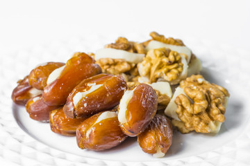 dattes en noix fourrées de la pâte d'amande