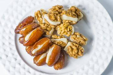 dattes en noix fourrées de la pâte d'amande