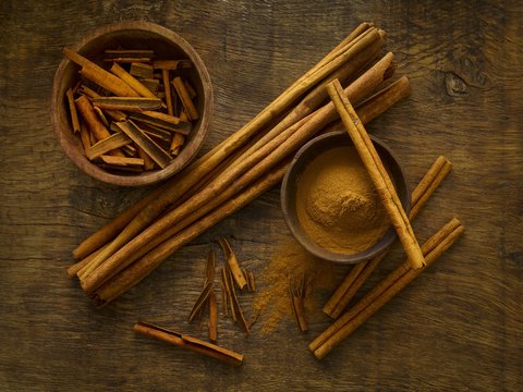 Cinnamon sticks and powder