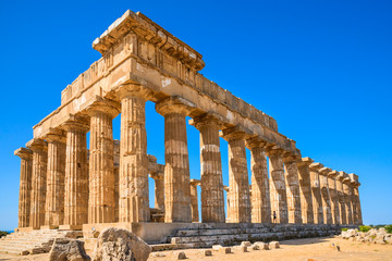 Naklejka premium Selinunte, Włochy, Sycylia. Starożytne greckie miasto na południowym wybrzeżu Sycylii we Włoszech. Akropol Selinunte.