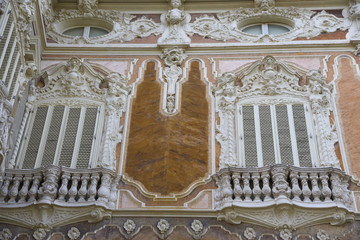 Reich verziertes Fenster mit Balustrade an der Fassade des Palastes von Marqués de Dos Aguas