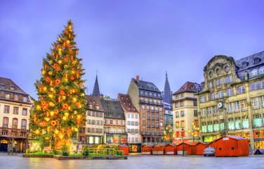 Christmas tree on Place Kleber in Strasbourg, France - obrazy, fototapety, plakaty