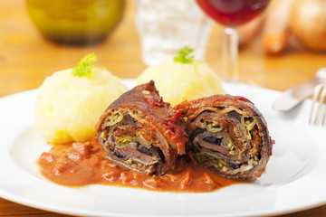 Fleischroulade auf einem Teller