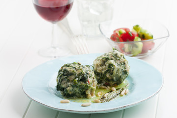 zwei italienische Strangolapreti Spinatknödel