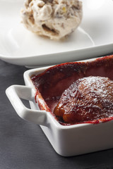 pochierte Birne in Rotwein mit Eis
